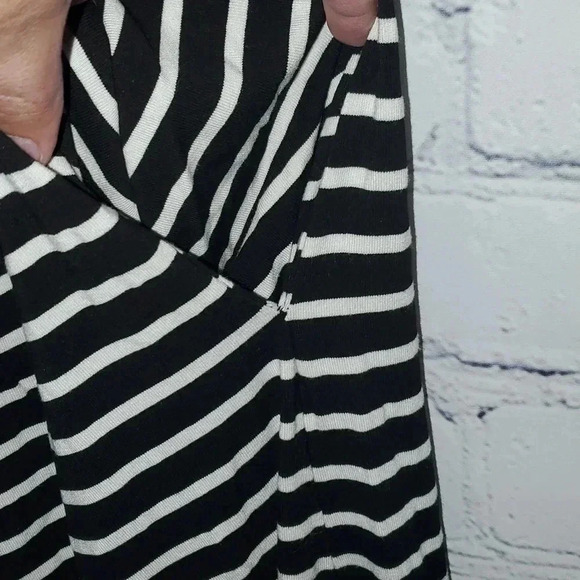 Catherine's Black and White Striped Dress with Side Slits and Pockets - Picture 5 of 6